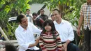 Capres Joko Widodo bercanda dengan anak kecil yang berada di Taman Waduk Pluit. (Liputan6.com/Herman Zakharia)