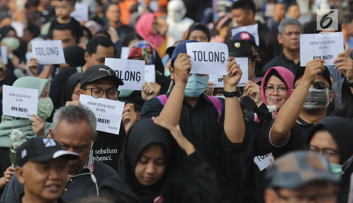 Pegiat Anti Korupsi melakukan aksi damai tolak revisi UU KPK di kawasan Bundaran HI, Jakarta, Minggu (8/9/2019). Dalam aksi tersebut pegawai KPK mendesak Presiden Jokowi untuk tidak mengesahkan revisi UU KPK dan mengajak masyarakat mengawasi jalannya seleksi capim KPK. (Liputan6 com/Angga Yuniar)