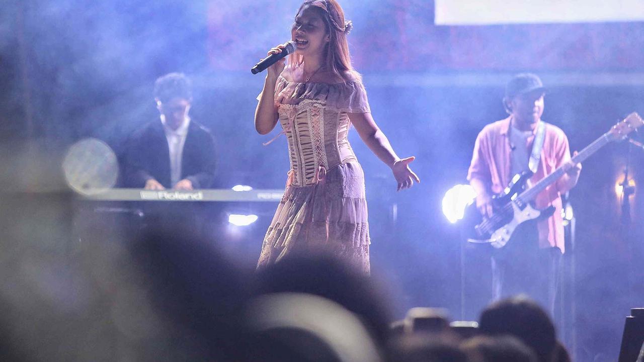 FOTO: Aksi Panggung Nadin Amizah Memukau Pengunjung KapanLagi Buka Bareng BRI Festival 2025