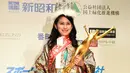Mika Matsuno berpose dengan trofi dan selempang saat dinobatkan sebagai Miss Nippon 2016 di Tokyo, Jepang (25/1). Miko merupakan putri dari politikus Jepang Yorihisa Matsuno. (AFP PHOTO/Toshifumi Kitamura)