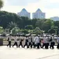 Penyandang disabilitas netra jalan kaki sambil berpegangan satu sama lain di kawasan Masjid Istiqlal, Jakarta Pusat. Foto: Ade Nasihudin.