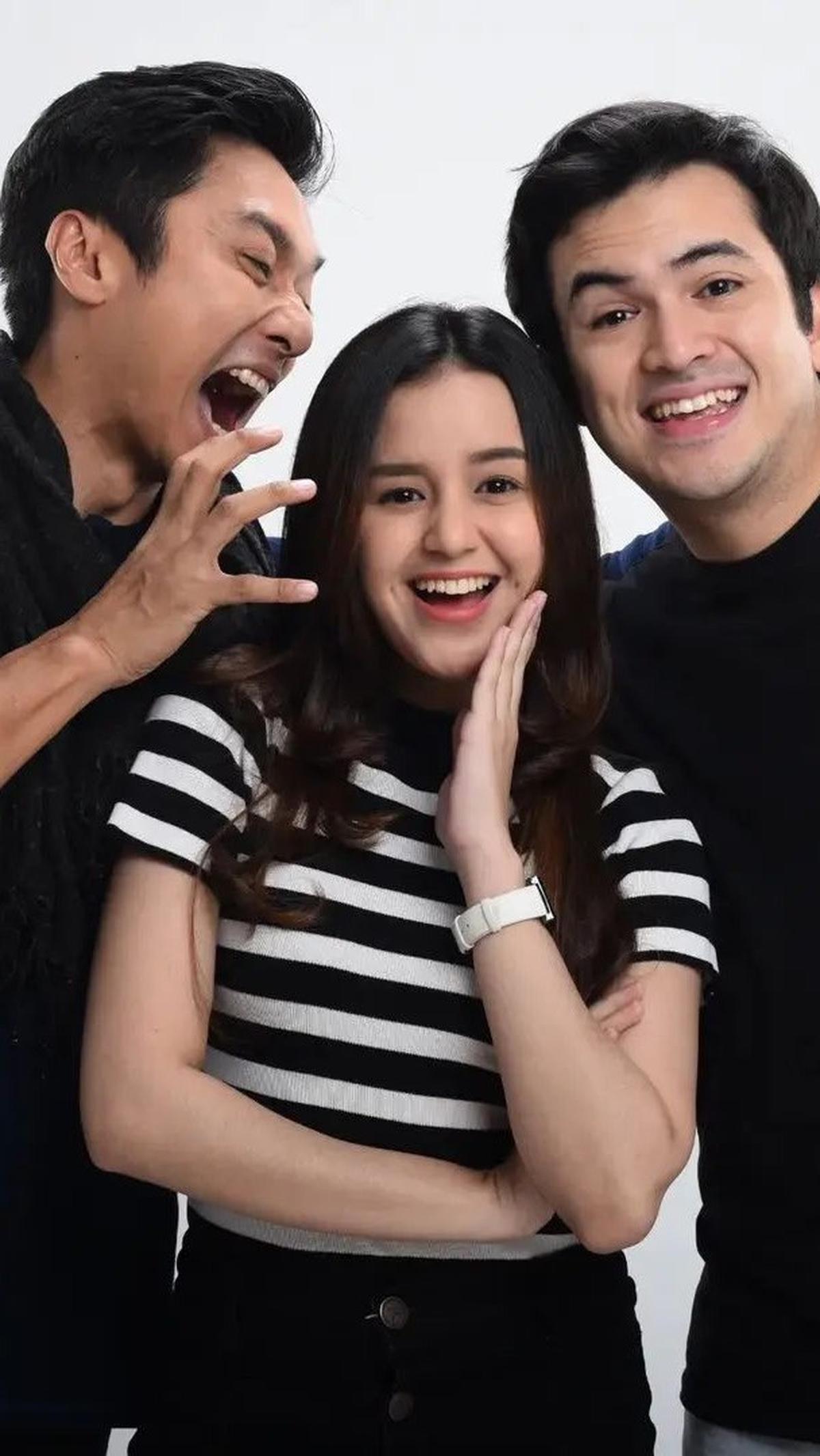 Rezca Syam dan Rizky Nazar menjadi keluarga di sinetron ini. Mereka juga memiliki adik&nbsp; bernama Kania yang diperankan oleh Virza Oreel.&nbsp;