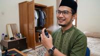 Pria mengaplikasikan FFAR Sigma Spirit Eau de Parfum. (Flow)