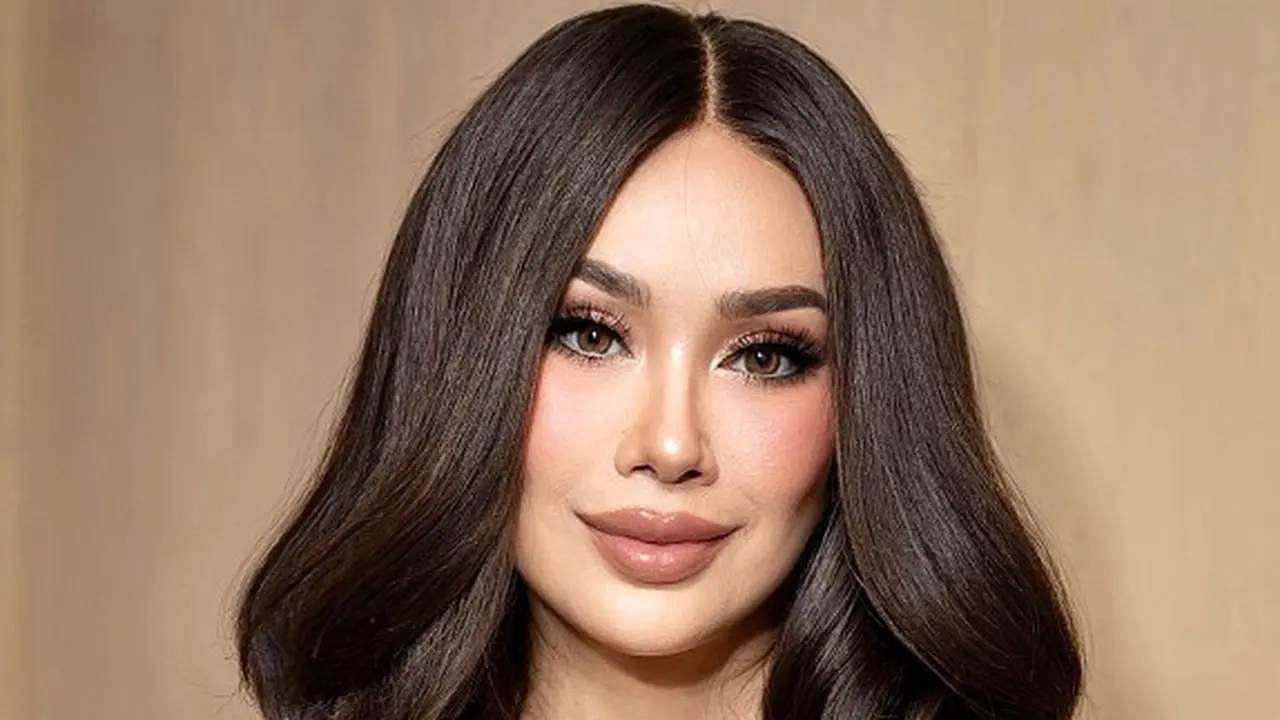 Detail Make Up Titi DJ Tampak Awet Muda di Usia 50-an