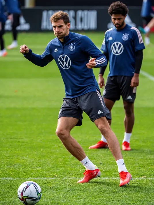 Gelandang Jerman Leon Goretzka mengambil bagian dalam sesi latihan di Hamburg, Jerman utara, Rabu (6/10/2021). Jerman akan menjamu Rumania di matchday ketujuh Grup J Kualifikasi Piala Dunia 2022 Zona Eropa pada Sabtu, 9 Oktober dini hari. (John MACDOUGALL / AFP)