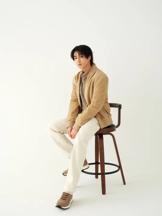 Mengenakan palet warna netral seperti beige, krem, hingga navy, idol kelahiran 2000 itu memancarkan kesan hangat dan sophisticated. Mulai dari jaket suede, knitwear bertekstur lembut, hingga tas kulit ikonis Tod’s, setiap penampilannya terasa begitu natural namun tetap berkelas. [Dok/Tod’s].