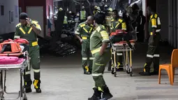 Petugas paramedis bersiaga setelah runtuhnya atap bangunan Rumah Sakit Charlotte Maxeke di Johannesburg, Kamis (2/3). Hujan deras menghambat upaya evakuasi di rumah sakit yang merupakan salah satu yang terbesar di Afrika Selatan. (Marco LONGARI/AFP)