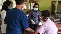 Salah seorang orang dengan gangguan jiwa (ODGJ) yang merupakan warga binaan Panti Sosial Bina Insan Bangun Daya 2 di Kelurahan Ceger, Cipayung, Jakarta Timur, mendapat perawatan luka dari Klinik The Indra (Dok: Klinik The Indra)