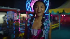 Model Anya Zen putri dari Ratih Sanggarwati yang juga dikenal sebagai kekasih Jerome Kurnia saat tampil di video lineup Synchronize Festival 2022. (Foto: YouTube/demajorsTV)