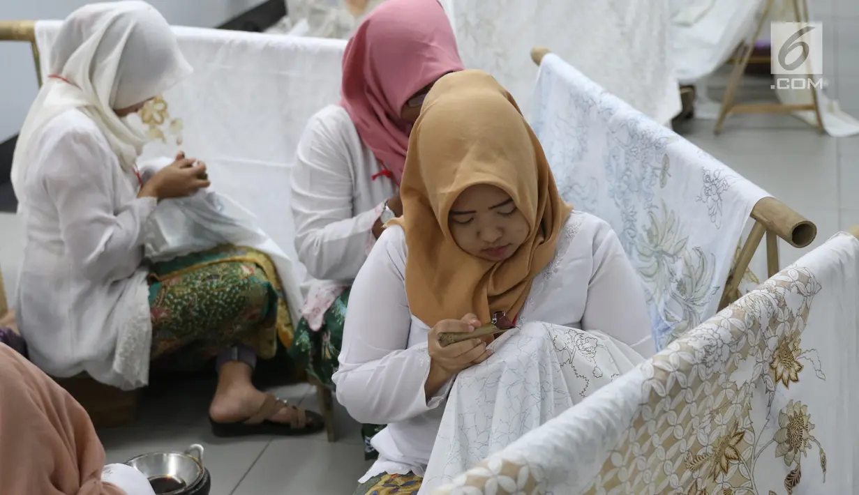 Pengrajin tengah membatik di Stasiun MRT Bundaran HI, Jakarta, Kamis (1/8/2019). Pada acara batik kemerdekaan tersebut para pengrajin membatik pada kain sepanjang 74 meter. Angka 74 disesuaikan dengan usia Republik Indonesia yang akan dirayakan 17 Agustus mendatang. (Liputan6.com/Angga Yuniar)