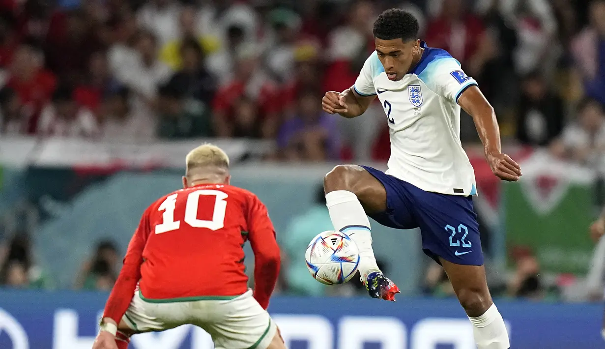 Jude Bellingham. Tampil penuh selama 90 menit, pemain milik Borussia Dortmund ini sukses memerankan peran krusialnya di lini tengah Timnas Inggris bersama Jordan Henderson dan Declan Rice. Selain cekatan mengontrol lini tengah, ia juga beberapa kali kerap membantu serangan, bahkan hampir mencetak gol pada menit ke-76. Sayang, sepakannya masih mampu digagalkan lewat kaki kiper Wales, Danny Ward. (AP/Pavel Golovkin)