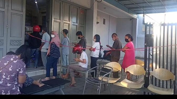 Kasus Covid-19 Melonjak, Sejumlah Apotek di Cirebon Dipenuhi Antrean - Vimarsana News