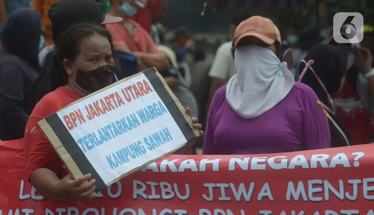 Warga Kampung Sawah melakukan aksi dengan menutup akses jalan Cakung Cilincing, Jakarta, Rabu (18/11/2020). Aksi tutup jalan ini merupakan sebagai bentuk protes warga atas hak tanahnya yang terkena proyek pembangunan jalan tol Cakung Cilincing (Cacing)-Cibitung. (merdeka.com/Imam Buhori)