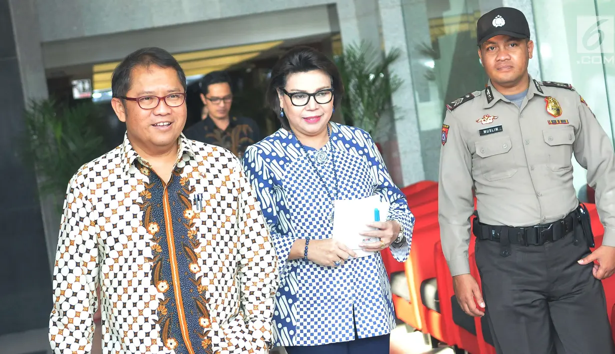 Pimpinan KPK, Basaria Panjaitan (kanan) menerima kunjungan Menkominfo Rudiantara di KPK, Jakarta, Kamis (8/6). Kedatangan Rudiantara untuk melakukan koordinasi terkait sosialisasi program anti korupsi kepada masyarakat. (Liputan6.com/Helmi Afandi)