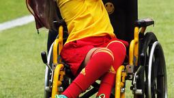 Bintang Portugal, Cristiano Ronaldo, mencium seorang anak sebelum laga Grup A Piala Konfederasi melawan Rusia di Stadion Spartak, Moskow, Rabu (21/6/2017). (EPA/Sergei Ilnitsky)