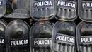 Polisi berlindung menggunakan perisai saat para demonstran melempari mereka dengan batu saat protes terhadap kematian gadis berusia 11 tahun Morena Dominguez di luar kantor polisi di pinggiran Buenos Aires, Argentina, Rabu (9/8/2023). (AP Photo/Natacha Pisarenko)