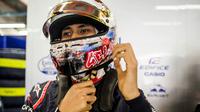 Pebalap Indonesia, Sean Gelael saat bersiap melakukan debutnya pada sesi tes bebas pertama bersama tim Toro Roso di F1 GP Singapura (16/9/2017). Sean tampil tenang tanpa masalah pada debut tersebut. (Bola.com/Toro Roso)