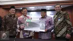 Ki-ka: Sekjen PBNU Helmy Faishal Zaini, Dirut Bank Mandiri Budi G Sadikin, Ketua PBNU KH Said Aqil Siradj dan Direktur Micro&Business Banking Bank Mandiri Tardi saat MoU kerjasama layanan keuangan, Jakarta, Kamis (17/3/2016). (Liputan6.com/Angga Yuniar)