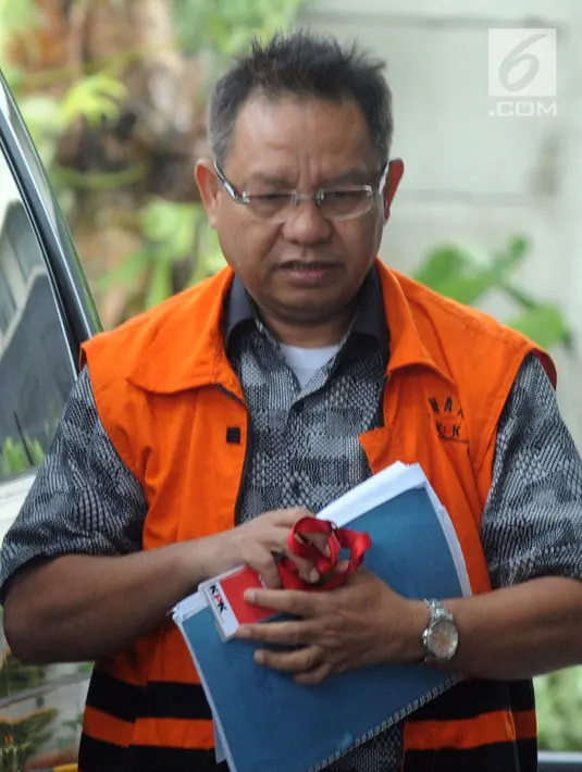 Mantan anggota DPRD Sumatera Utara Tahan Manahan Panggabean tiba di Gedung KPK, Jakarta, Senin (19/11). Tahan diduga menerima suap terkait menyetujui LPJ APBD 2012 dan Pengesahan Perubahan APBD 2013, 2014 dan 2015. (Merdeka.com/Dwi Narwoko)
