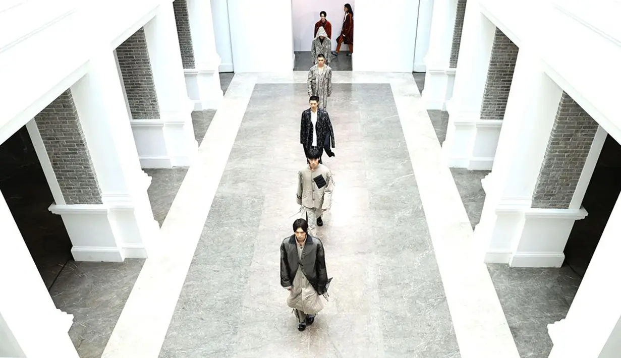 Model menampilkan kreasi busana Link Unique dalam pertunjukan langsung secara daring (livestream show) China Fashion Week 2020/2021 AW Collection di Beijing, 3 Mei 2020. Kreasi Dejin dan Link Unique ditampilkan via livestreaming tanpa penonton di lokasi karena pandemi COVID-19. (Xinhua/Chen Jianli)