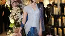 Kesan tradisional yang anggun semakin terasa lewat kain batik bernuansa biru navy dengan motif klasik yang dipadukan sebagai bawahan sekaligus selendang di salah satu sisi bahunya. Kombinasi warna silver dan biru gelap menciptakan harmoni yang elegan, membuat penampilan Anya terlihat berkelas di tengah dekorasi pesta pernikahan yang megah. [@anyageraldine].