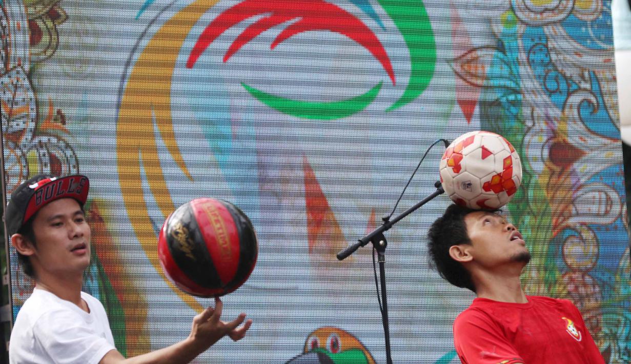 Dua orang Freestyle unjuk kebolehan pada peluncuran Logo Asian Games 18th di Senayan, Jakarta, Sabtu (27/12/2015). (Bola.com/Nicklas Hanoatubun)