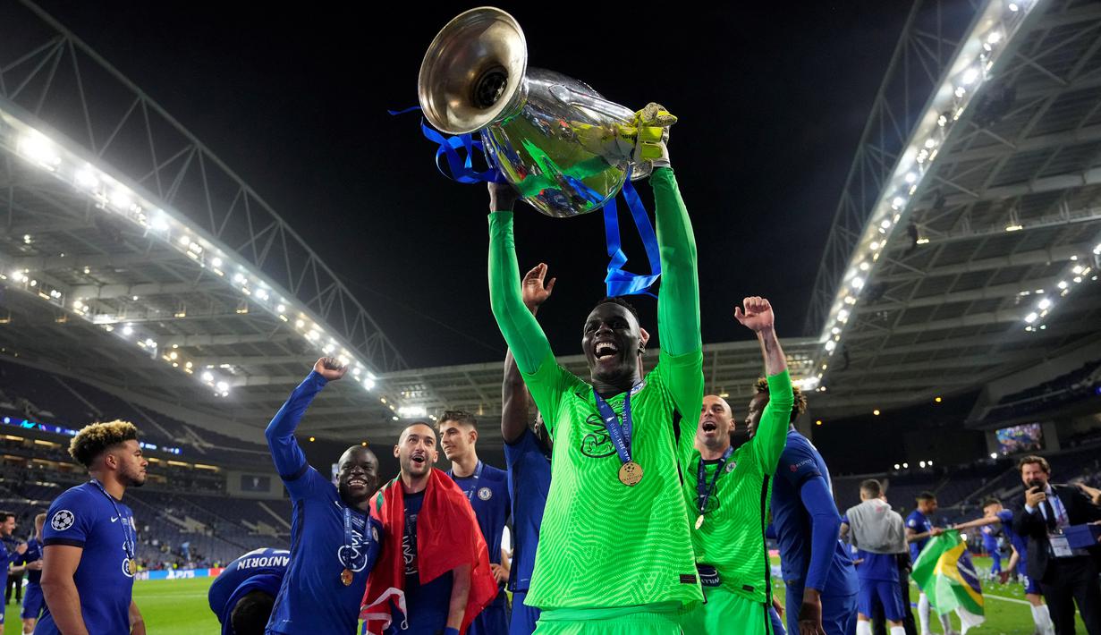 Edouard Mendy memang tampil dahsyat bersama Chelsea sejak didatangkan pada awal musim 2020/2021 lalu dari Rennes. Ia langsung mempersembahkan trofi Liga Champions di musim debutnya dengan torehan 9 kali clean sheet, dan hanya kebobolan 3 gol dari 12 laga. (AFP/Pool/Manu Fernandez)