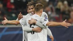 Gelandang Bayern Munchen, Joshua Kimmich, merayakan gol yang dicetaknya ke gawang Lokomotiv Moscow pada laga lanjutan Liga Champions 2020/2021 di RZD Arena, Rabu (28/10/2020) dini hari WIB. Bayern Munchen menang 2-1 atas Lokomotiv. (AFP/Maxim Shipenkov/pool)