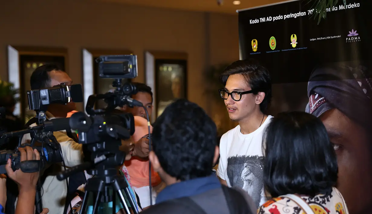 'Jujur sampai saat ini Suara asli dia (jendral soedirman) kaya gimana aku engga tahu, untuk mendalami karakter, Gue harus mencari ke orang-orang terdekat dia', ujar Adipati kepada media.  (Galih W. Satria/Bintang.com)