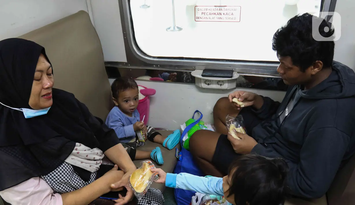 Calon penumpang berada di dalam kereta Airlangga di Stasiun Pasar Senen, Jakarta, Minggu (10/4/2022). Memasuki pekan kedua Ramadhan, gelombang arus mudik di Stasiun Pasar Senen mulai terlihat. (Liputan6.com/Herman Zakharia)