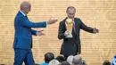 Presiden Rusia Vladimir Putin memegang trofi Piala Dunia dalam pembukaan upacara  "FIFA World Cup Trophy Tour" di stadion Luzhniki di Moskow (9/9). Piala Dunia 2018 adalah Piala Dunia FIFA ke-21. (AFP Photo/Mladen Antonov) 