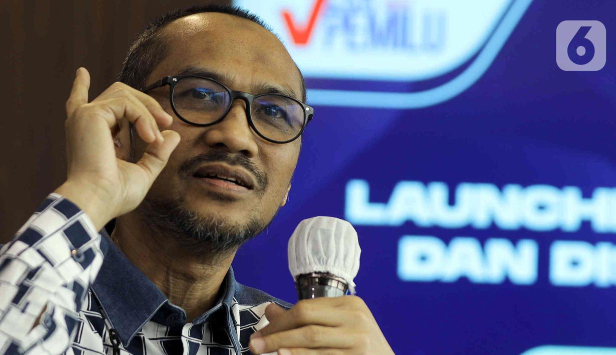 Mantan Ketua Komisi Pemberantasan Korupsi (KPK) dan Dewan Pembina ASA Indonesia, Abraham Samad menyampaikan keterangan saat meluncurkan website Cek Pemilu di Kantor ASA Indonesia, Jakarta, Selasa (20/12/2022). ASA Indonesia sebagai lembaga yang konsen terhadap isu antikorupsi, HAM, dan perkuatan demokrasi meluncurkan website Cek Pemilu sebagai platform pengecekan reputasi seseorang yang akan maju pada Pemilu 2024. (Liputan6.com/Herman Zakharia)