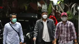 Bupati Kuantan Singingi (Kuansing) Andi Putra (tengah) saat tiba di Gedung KPK, Jakarta, Rabu (20/10/2021). KPK menangkap Andi Putra dan menetapkannya sebagai tersangka terkait kasus dugaan korupsi perpanjangan izin HGU sawit di Kabupaten Kuansing. (Liputan6.com/Herman Zakharia)