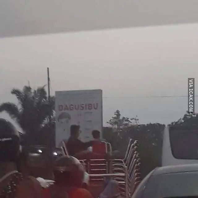 6 Potret Orang di Mobil Pick Up Bersama Barang Angkutan Ini Bikin Kasihan