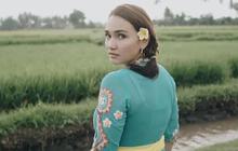 6 Potret Cantik Awet Muda Feby Febiola, Pesona Anggun Tak Pernah Pudar Meski Usianya Kini 46 Tahun