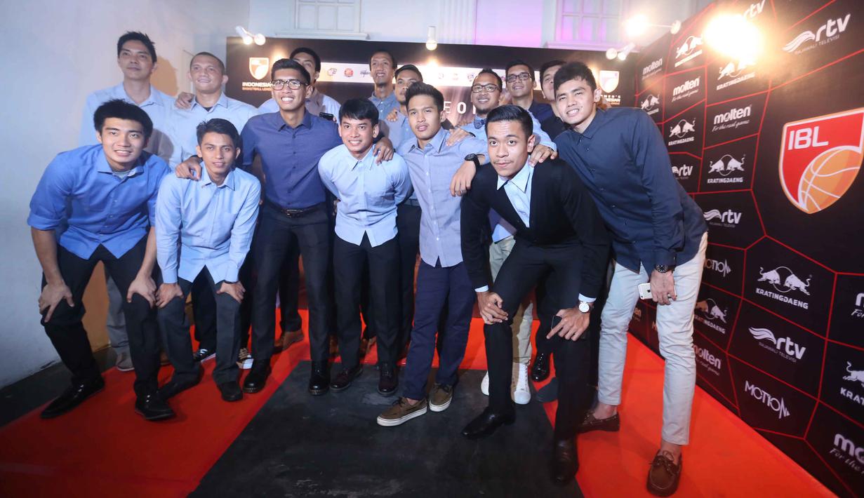 Tim Satria Muda saat menghadiri Launching IBL di Empirica SCBD, Kawasan Terpadu Sudirman, Jakarta, Kamis (19/11/2015). (Bola.com/Nicklas Hanoatubun)