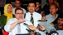 Kuasa hukum Razman Arif Nasution, memberi keterangan di Bareskrim Mabes Polri, Jakarta, Rabu (11/3/2015). Kedatangan Razman Arif Nasution untuk melaporkan Gubernur DKI Jakarta Basuki Tjahaja Purnama atas pencemaran nama baik. (Liputan6.com/Yoppy Renato)