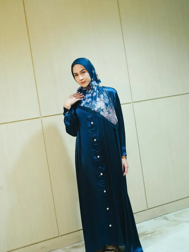 9 Inspirasi Gamis Nina Zatulini, Simpel dan Anggun untuk Muslimah Modis