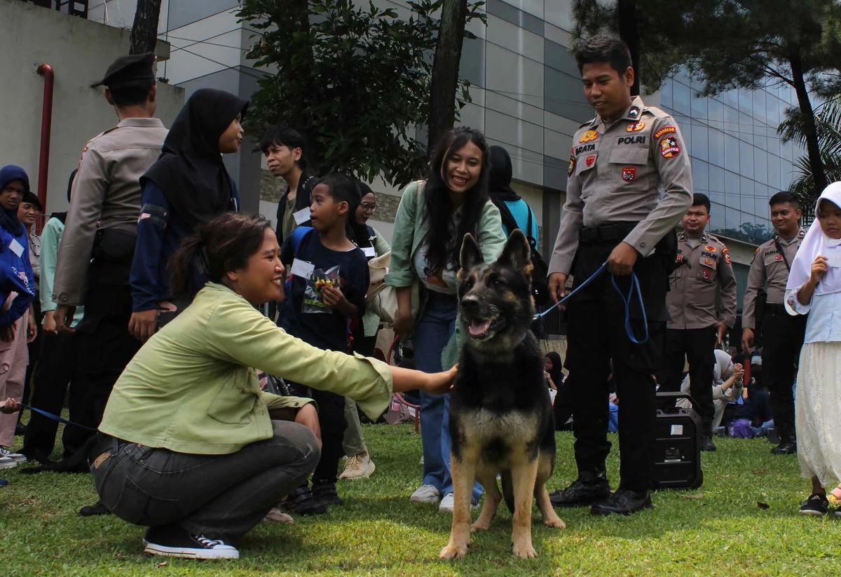 FOTO: Komunitas Jendela Jakarta Ajak Anak-Anak Kenali Peran Polisi Satwa