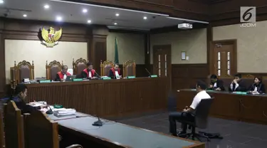 Suasana sidang terdakwa mantan anggota Komisi I DPR, Fayakhun Andriadi di Pengadilan Tipikor, Jakarta, Rabu (31/10). Fayakhun dituntut 10 tahun penjara dan denda Rp 1 miliar subsider 6 bulan kurungan oleh jaksa KPK. (Liputan6.com/Herman Zakharia)