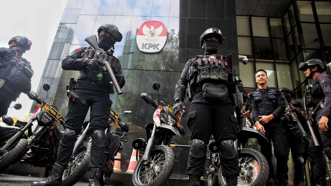 Gedung KPK Dijaga Ketat Polisi Bersenjata Saat Hasto Kristiyanto Diperiksa
