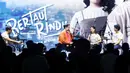 Pemain film Bertaut Rindu, Adhisty Zara (kedua kanan) dan Ari Irham (kanan) saat meet & greet pada gelaran KapanLagi Pensi Bareng Fanta 2025 di Gelanggang Olahraga (GOR) atau Gelanggang Mahasiswa Soemantri Brodjonegoro, Jakarta, Sabtu (28/6/2025). (Liputan6.com/Herman Zakharia)