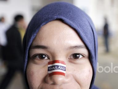 Teerada Makaew 25 tahun adalah mahasiswa asal Thailand yang belajar di Indonesia tepatnya di Universitas Muhammadiyah Jakarta datang ke stadion Pakansari mendukung Tim Gajah Putih. (Bola.com/Nicklas Hanoatubun)