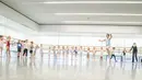 Seorang anak menunjukan kebolehannya manari balet saat audisi di Sekolah Ballet Amerika (11/4/2016). Setiap anak berusia 6 sampai 10 tahun diundang untuk mengikuti audisi di Sekolah Balet Amerika. (AFP/Mark Sagliocco)