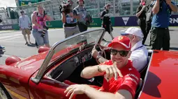 Pembalap tim Ferrari, Sebastian Vettel saat mengikuti parade pembalap jelang balapan pertama musim ini di GP F1 Australia di Melbourne, Australia, (25/3). Vettel akan memulai balapan dari posisi ketiga. (AP Photo/Asanka Brendon Ratnayake)