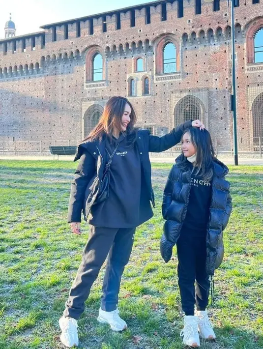 Mengawali liburan di Eropa, Ayu Ting Ting memilih menghabiskan waktu di Milan, Italia [instagram/ayutingting92]