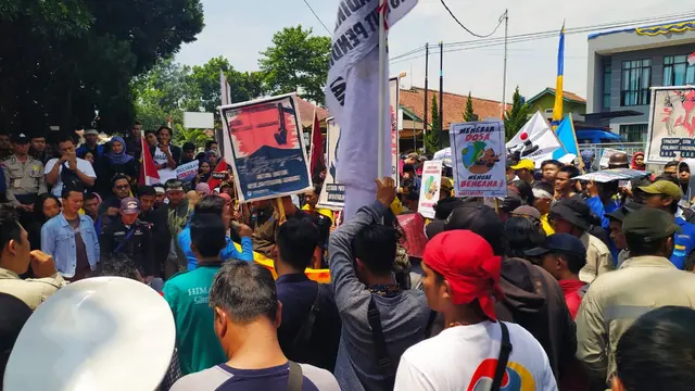 Ratusan massa aktivis lingkungan dari puluhan lembaga pemerhati alam di Garut dan Jawa Barat, berdemo menentang pembangunan jalan poros tengah yang melintasi kawasan Gunung Cikuray, Garut