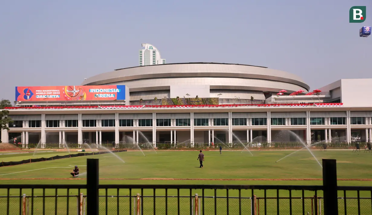 Suasana Indonesia Arena, Senayan, Jakarta menjelang Piala Dunia FIBA 2023 pada Kamis (24/08/2023). (Bola.com/Bagaskara Lazuardi)