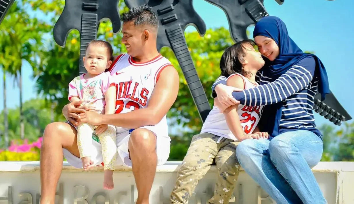 Sekedar informasi, Zacky Zimah menikah dengan Lisa Husein Hamilton pada November 2017 silam. Zacky membangun rumah tangga harmonis dengan perempuan yang lebih muda 17 tahun. Rumah tangganya juga jauh dari gosip. [Instagram/zaky_zimah]