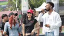 Daniel Sturridge (kanan) bercanda dengan para pembawa acara pada acara Second Chance yang berkolabolasi dengan EA FC Mobile di Plaza dan Stadion Patriot Candrabhaga, Kota Bekasi, Minggu (29/3/2026) pagi. (Bola.com/Abdul Aziz)